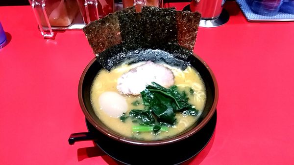 「ラーメン（７８０円）＋味玉（１００円）」@横浜ラーメン 新横家の写真