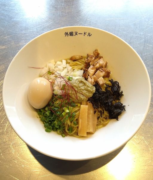 「冷やし濃厚牡蠣まぜそば 800円＋味玉 100円」@外堀ヌードルの写真