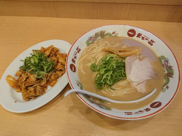 「こってりラーメン＋豚キムチ＋麺大盛（１３３０円）」@天下一品 池袋西口店の写真