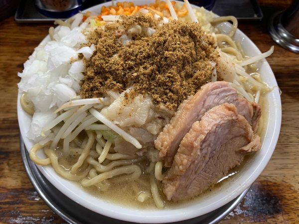 「大ラーメン麺増し600g ニンニクアブラ魚粉マシマシ玉ねぎ辛あげ」@麺でる 多摩センター店の写真
