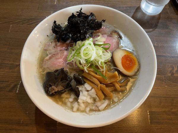 「背脂煮干白湯そば(830円)」@自家製麺こうじの写真