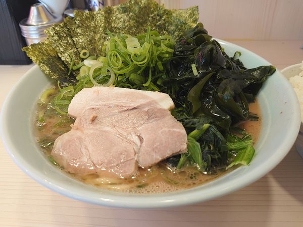 「ラーメン並盛＋九条ネギ＋穂先わかめ＋海苔950円」@家系 武の極みの写真