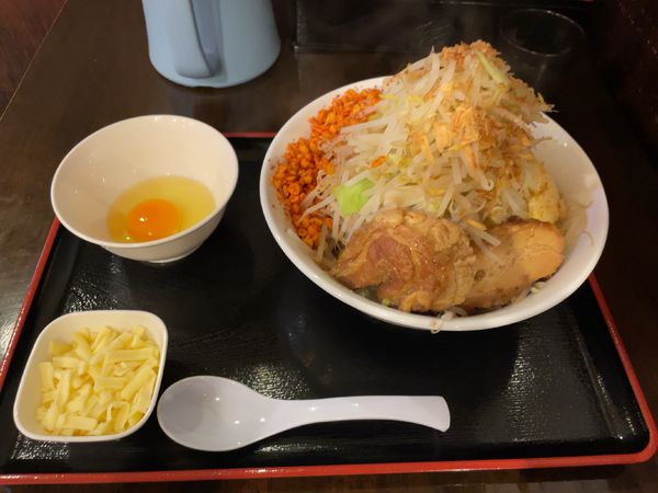 「汁なし小+生玉子+とろけるチーズ」@ラーメンパワースポット 厚木店の写真