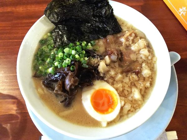 「ラーメン（太麺・背脂多め）＋ぶっこみ飯　850＋100円」@TON MARUの写真