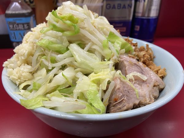 「小ラーメン ぶた2枚＋つけ味 冷や汁なし（ﾔｻｲ ﾆﾝﾆｸ）」@ラーメン二郎 中山駅前店の写真