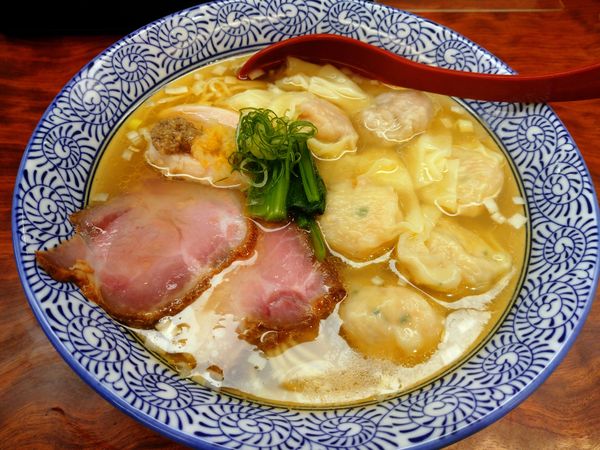 「ワンタン麺（1,100円）＋肉ワンタン（150円）」@三馬路 東京店の写真