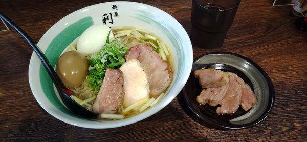 「ﾗｰﾒﾝwalker限定麺「黄韮と九条葱の汁そば」味玉、鴨チ」@自家製麺 麺屋 利八の写真