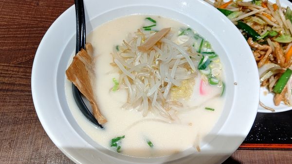 「豚骨ラーメン」@台湾料理 龍香 飯能店の写真