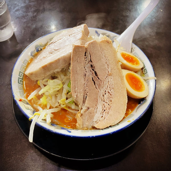 「カレー豚そば＋味玉」@ラーメン中々の写真