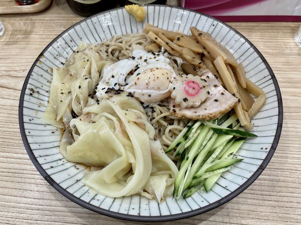 「サッポロ赤星２本＋賄い焼豚→冷しワンタンメン＋メンマ＋半熟卵」@らーめん 高尾の写真