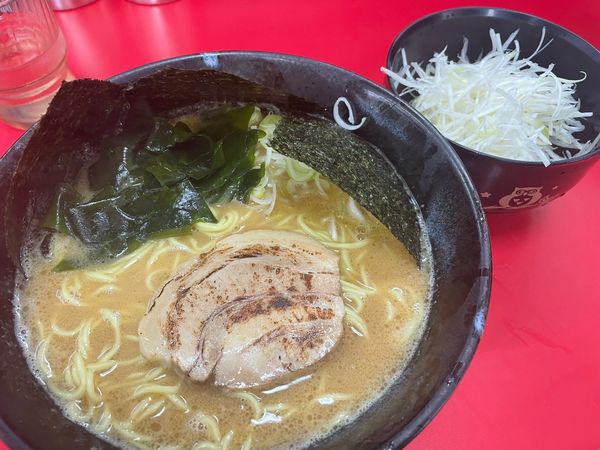 「豚骨醤油ラーメン（細麺・大盛）＋白ネギ」@とんこつラーメン松平 六浦店の写真