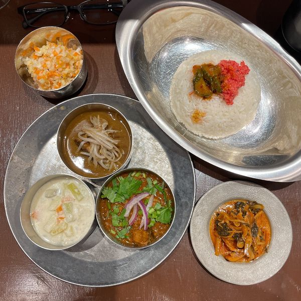 「三種盛り②③④, コールスローサラダ, 初夏の薬味アチャール」@オイシイカレーの写真