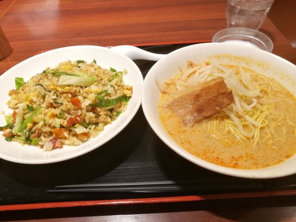 「タンタンメンと五目炒飯 ランチセット950円」@TOKYO GEN 源の写真