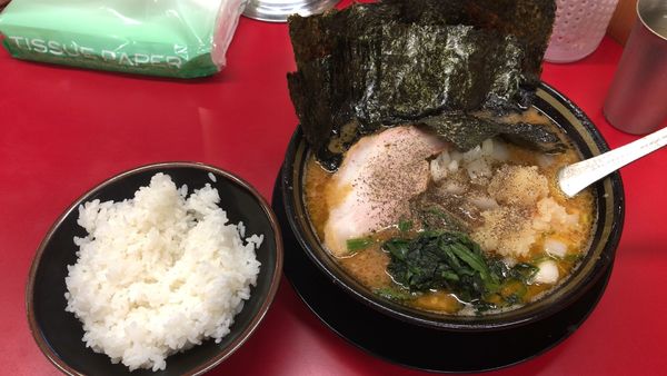 「ラーメン、のり、たまねぎ、サービスライス中」@柏 王道家の写真