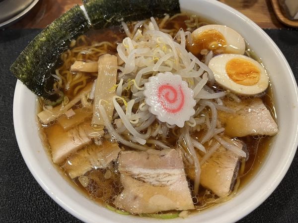 「らぁめん(しょうゆ)大盛り(2玉)+ぎょうざ」@らぁめん 嬉しやの写真