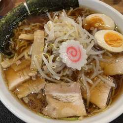 らぁめん（しょうゆ）大盛り（2玉）＋ぎょうざ