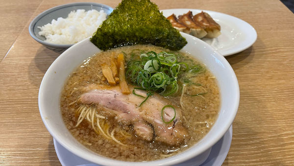 「醤油ラーメン」@背脂醤油ラーメン まる星の写真