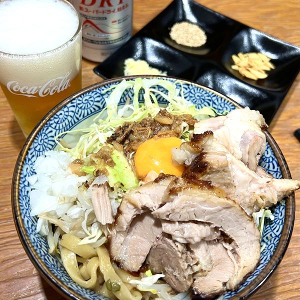 「さなじまぜそば（チャーシュー３枚・アブラ・たまねぎ）＋ビール」@まぜそば さなじの写真