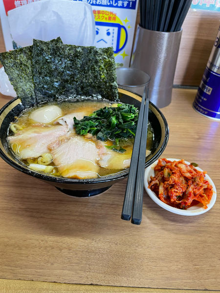 「ラーメン（硬め）キムチ、味玉トッピング」@ラーメン林家 木更津店の写真