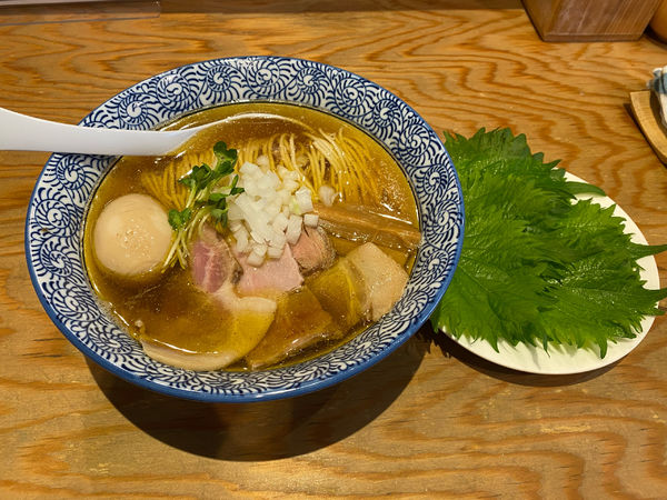「山椒香る煮干しそば950円+大葉５枚100円」@麺也 時しらずの写真