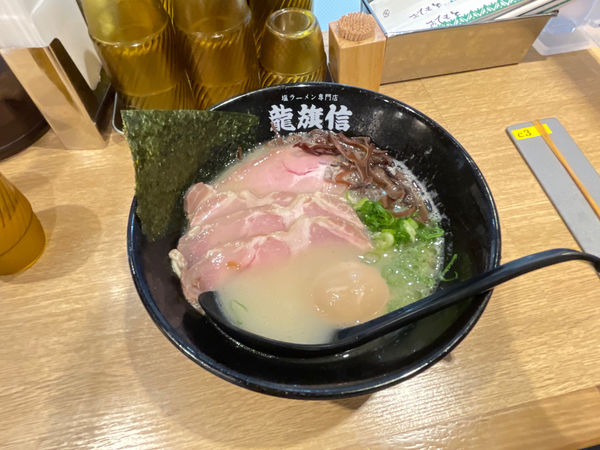 「塩とんこつラーメンDX」@龍旗信LEOの写真