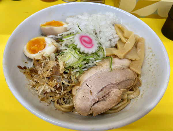 「味玉油そば+玉ネギ」@ラーメンヒカリ 宇都宮店の写真