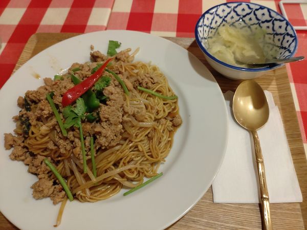 「ガパオの汁なしラーメン　９５０円　※」@バンコク ダイナーの写真