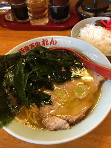 「家系ラーメン　750円　ワカメ　100円　ライス　150円」@豚骨らーめん れんの写真