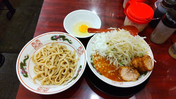 「プチつけ麺(野菜マシマシ・脂少なめ)+生卵+刻み玉ねぎ」@ぶっ豚 明大前店の写真
