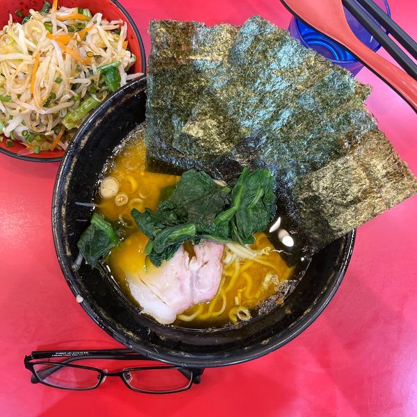「ラーメン（硬め普通多め）＋野菜畑」@家系総本山 ラーメン吉村家の写真