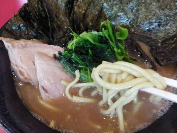 「ラーメン(かためちょい薄め)(780)＋のり(100)」@家系ラーメン王道 王道之印の写真