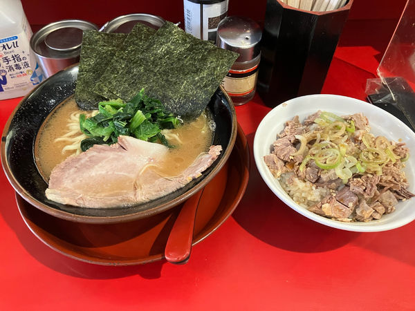 「ラーメン（かため）＋チャーシュー丼」@横浜家系ラーメン 山崎家 白楽店の写真