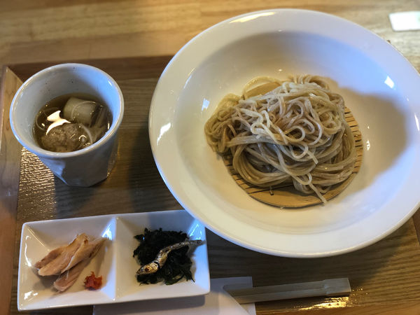 「ざるそば鶏と葱の白つゆ〜あや姫と香味五穀ミックス」@麦そば専門店 麦の上の写真