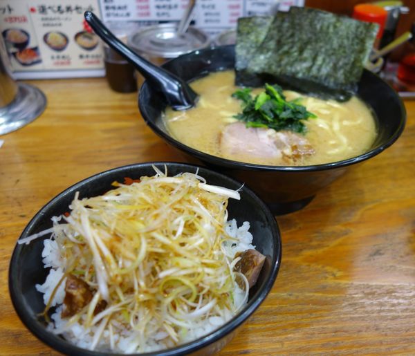 「らーめん （中盛）＋ネギめし」@らーめん せい家 高島平店の写真