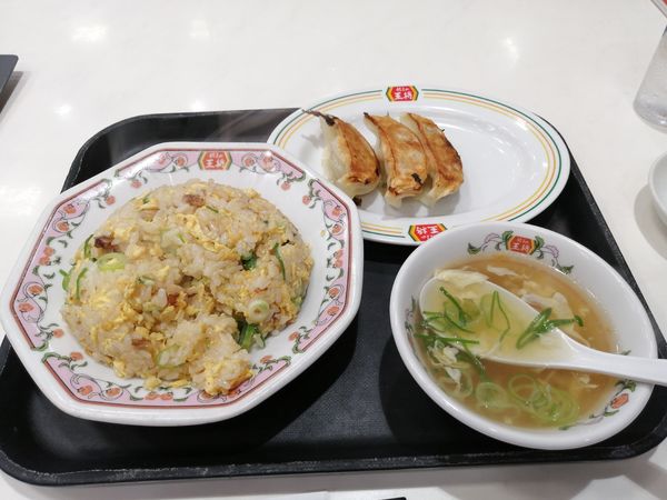 「炒飯　528円　餃子3個　176円」@餃子の王将 武蔵溝ノ口駅前店の写真