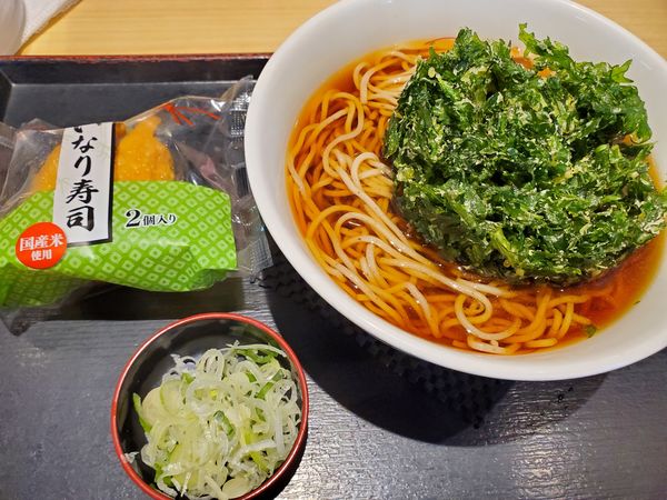 「春菊天そば＋いなり寿司」@いろり庵きらく 平塚店の写真