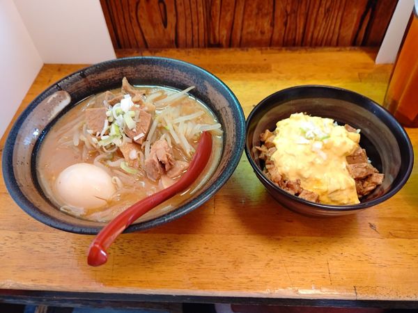 「味噌ラーメン(並盛150g)850円＋タルタル肉めし350円」@じょうしゅうさんぞくめん だいだらぼう はなれの写真
