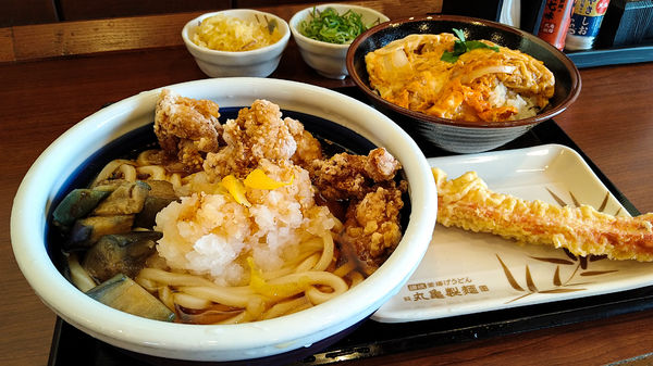 「限定/鬼おろし鶏からぶっかけうどん(得)+親子丼(大)　他」@丸亀製麺 あきる野店の写真