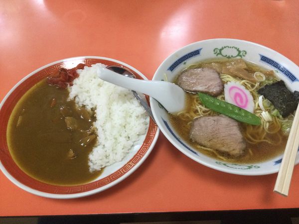 「ラーメン半カレー　９８０円」@日の出屋の写真