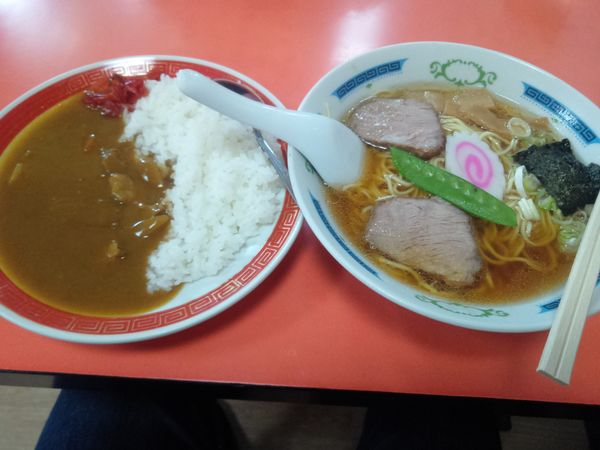「ラーメン半カレー　９８０円」@日の出屋の写真