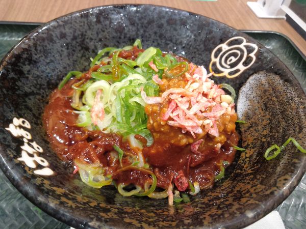 「汁なし赤担担麺小　６１０円」@はなまるうどん 千住ミルディス店の写真