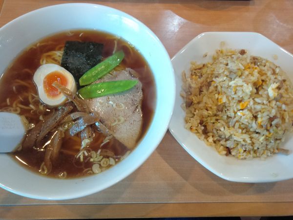「サービスランチ（チャーハン　ラーメン）　７５０円　飲み物付き」@中華料理 らんらんの写真