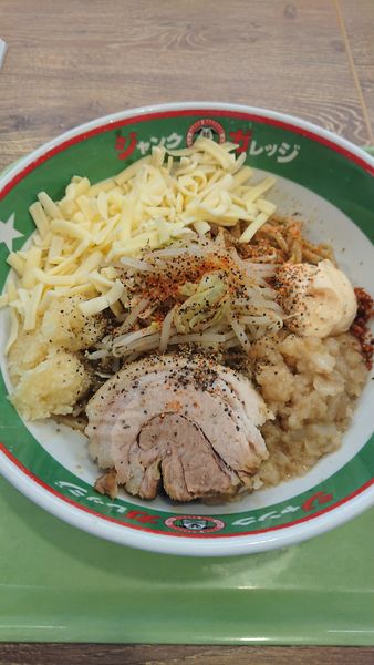 「まぜそば(玉子なし)+チーズ×3」@ジャンクガレッジ フォレオ菖蒲店の写真