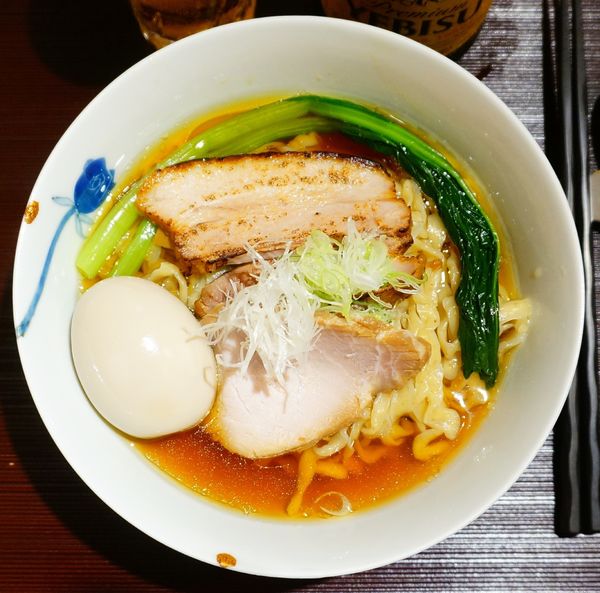 「醤油(中太手もみ麺)＋味玉＋エビスビール」@麺 みつヰの写真
