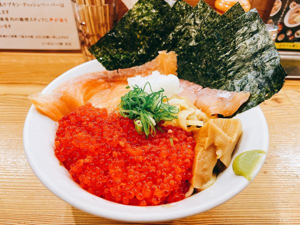 「冷やし中華 サーモン親子」@らーめん いつ樹 本店の写真