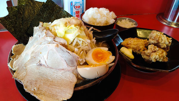 「限定/ニンニク豚骨ラーメン+海苔5枚+唐揚げ3個」@横浜家系ラーメン 瑞穂 大和家の写真