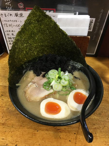 「濃厚鶏白湯　全部乗せ」@気むずかし家の写真