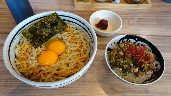 「冷やし油そば（900円）＋山形だしかけご飯（300円）＋辛玉」@くじら食堂 nonowa東小金井店の写真