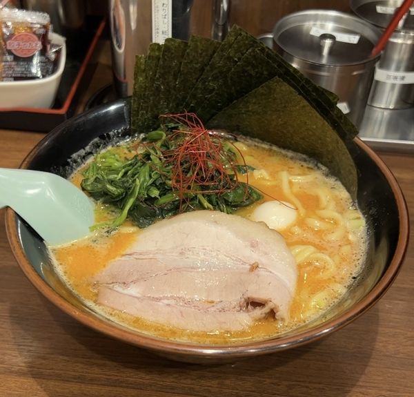 「辛豚 海苔 ほうれん草 中太麺 油少なめ」@横浜家系ラーメン 吟家 稲毛海岸店の写真