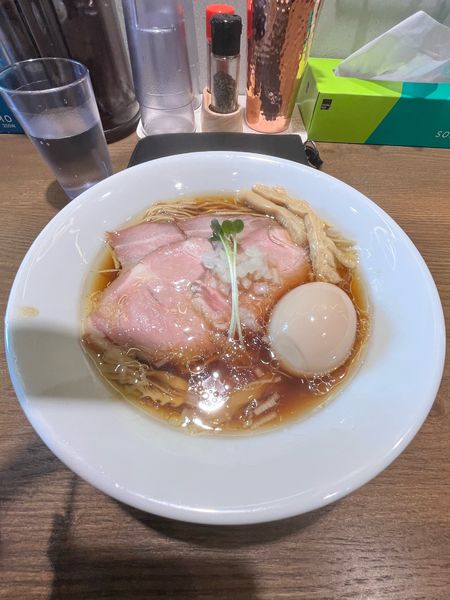 「醤油らぁ麺」@RAMEN and TSUKEMEN Number.6の写真